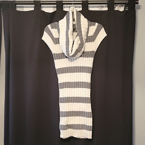 Short-sleeved Sweater Dress - Picture 1 of 3